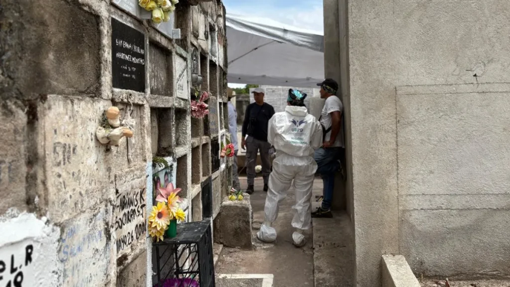 En Valledupar, 1.072 familias buscan a sus seres queridos que desaparecieron en el contexto del conflicto armado. Si a esta cifra se suman las personas desaparecidas en el departamento del Cesar, el dato se incrementa a 4.645 personas. A la par, en los 15 municipios del departamento vecino, La Guajira, 1.270 familias viven con la incertidumbre de no conocer el paradero de sus desaparecidos. Estas cifras salen del universo nacional que asciende a 137.00, según registros de la Unidad de Búsqueda de Personas dadas por Desaparecidas (UBPD), entidad rectora de la búsqueda humanitaria, extrajudicial y confidencial en Colombia.