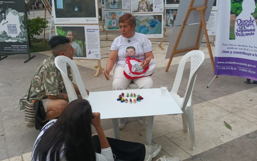 Hay búsquedas que comienzan con una pregunta, ¿Dónde está? Otras comienzan por el vacío que deja la ausencia de alguien a quien se extraña. La de María comenzó hace más de 16 años, el día en que el conflicto armado le arrebató a su hijo. Un joven trabajador, de esos que encuentran en la familia su lugar favorito en el mundo. Un hijo amoroso, presente, risueño, dedicado a los suyos. Un muchacho con sueños sencillos y una vida que empezaba a escribir sin prisa.
