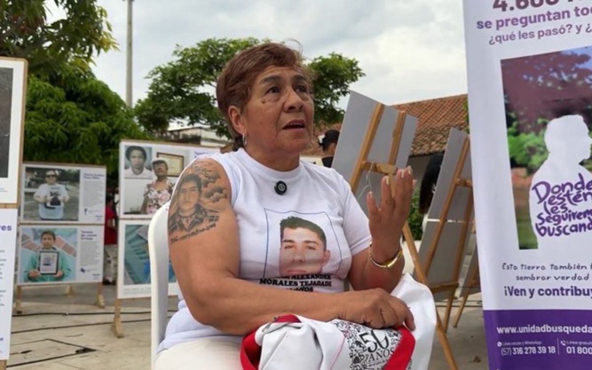 Hay búsquedas que comienzan con una pregunta, ¿Dónde está? Otras comienzan por el vacío que deja la ausencia de alguien a quien se extraña. La de María comenzó hace más de 16 años, el día en que el conflicto armado le arrebató a su hijo. Un joven trabajador, de esos que encuentran en la familia su lugar favorito en el mundo. Un hijo amoroso, presente, risueño, dedicado a los suyos. Un muchacho con sueños sencillos y una vida que empezaba a escribir sin prisa.
