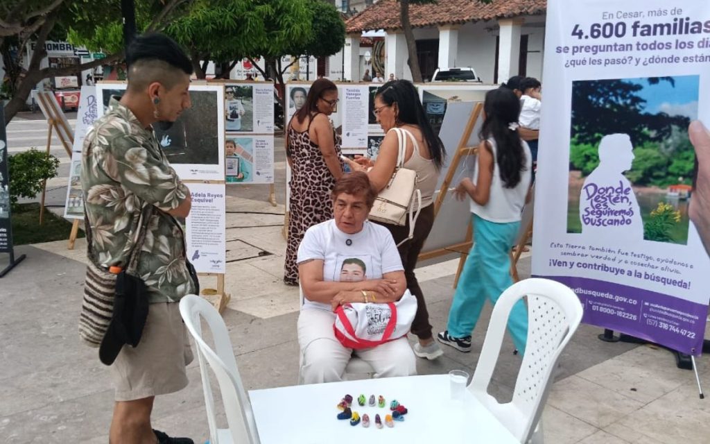 Hay búsquedas que comienzan con una pregunta, ¿Dónde está? Otras comienzan por el vacío que deja la ausencia de alguien a quien se extraña. La de María comenzó hace más de 16 años, el día en que el conflicto armado le arrebató a su hijo. Un joven trabajador, de esos que encuentran en la familia su lugar favorito en el mundo. Un hijo amoroso, presente, risueño, dedicado a los suyos. Un muchacho con sueños sencillos y una vida que empezaba a escribir sin prisa.