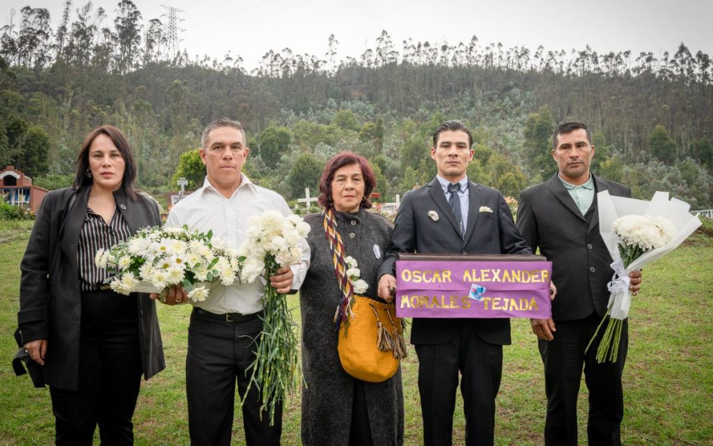 Hay búsquedas que comienzan con una pregunta, ¿Dónde está? Otras comienzan por el vacío que deja la ausencia de alguien a quien se extraña. La de María comenzó hace más de 16 años, el día en que el conflicto armado le arrebató a su hijo. Un joven trabajador, de esos que encuentran en la familia su lugar favorito en el mundo. Un hijo amoroso, presente, risueño, dedicado a los suyos. Un muchacho con sueños sencillos y una vida que empezaba a escribir sin prisa.