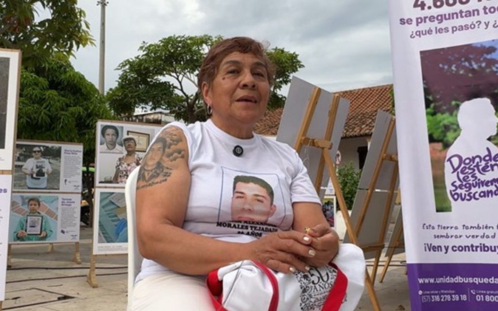 Hay búsquedas que comienzan con una pregunta, ¿Dónde está? Otras comienzan por el vacío que deja la ausencia de alguien a quien se extraña. La de María comenzó hace más de 16 años, el día en que el conflicto armado le arrebató a su hijo. Un joven trabajador, de esos que encuentran en la familia su lugar favorito en el mundo. Un hijo amoroso, presente, risueño, dedicado a los suyos. Un muchacho con sueños sencillos y una vida que empezaba a escribir sin prisa.