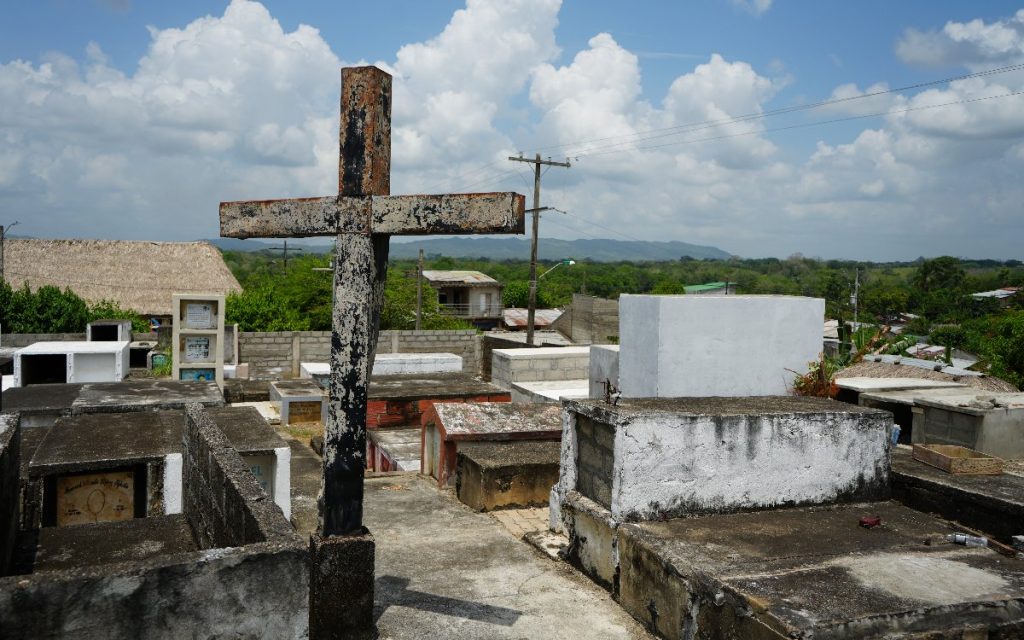 La Unidad de Búsqueda de Personas dadas por Desaparecidas (UBPD) recuperó cinco cuerpos en el cementerio parroquial de Puerto Libertador, en Córdoba, durante la segunda intervención forense realizada en este camposanto. Con este resultado, ya son nueve los cuerpos recuperados en este cementerio: cuatro en diciembre de 2024, durante la primera intervención; y cinco en esta segunda fase.