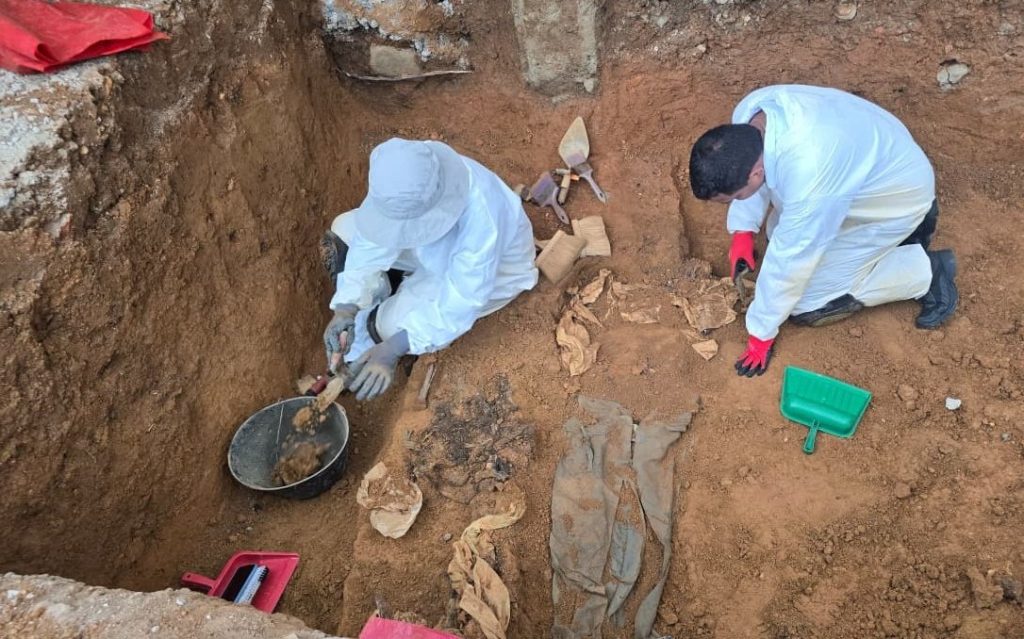 La Unidad de Búsqueda de Personas dadas por Desaparecidas (UBPD) recuperó cinco cuerpos en el cementerio parroquial de Puerto Libertador, en Córdoba, durante la segunda intervención forense realizada en este camposanto. Con este resultado, ya son nueve los cuerpos recuperados en este cementerio: cuatro en diciembre de 2024, durante la primera intervención; y cinco en esta segunda fase.