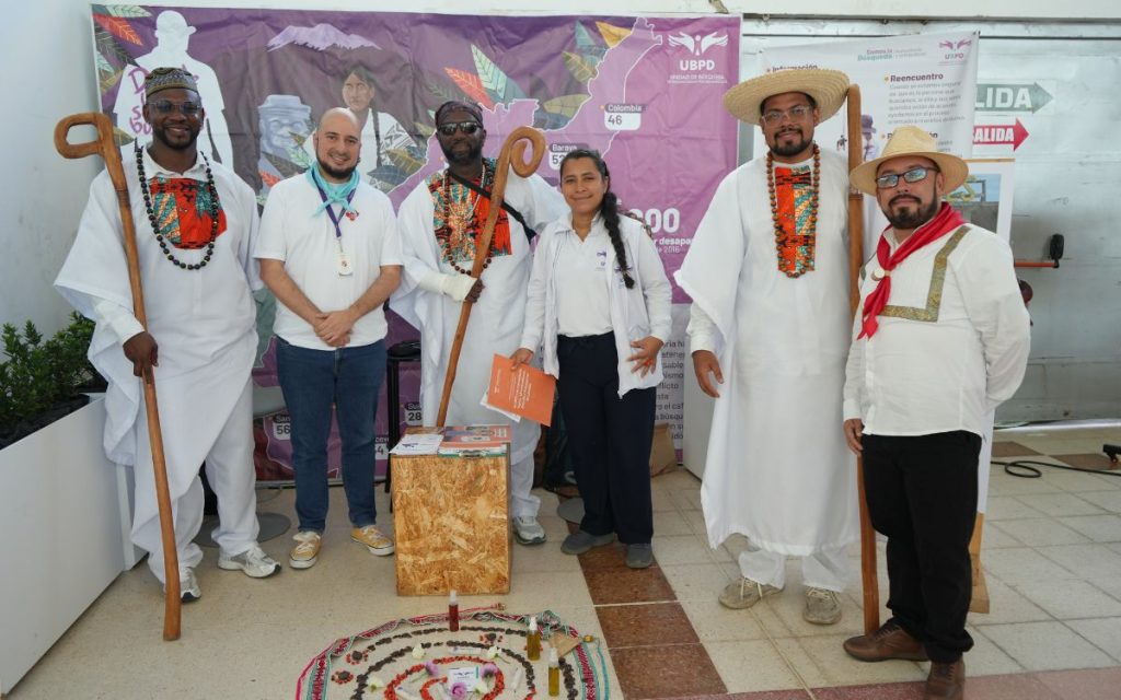 La Unidad de Búsqueda de Personas dadas por Desaparecidas (UBPD) participó en dos escenarios de la programación del 65.º Festival del Bambuco en San Juan y San Pedro, en la ciudad de Neiva (Huila), acercando su misión humanitaria y extrajudicial a cerca de 700 personas, entre habitantes del departamento y visitantes, quienes, en su mayoría, manifestaron no conocer el mandato humanitario y extrajudicial de la entidad.
