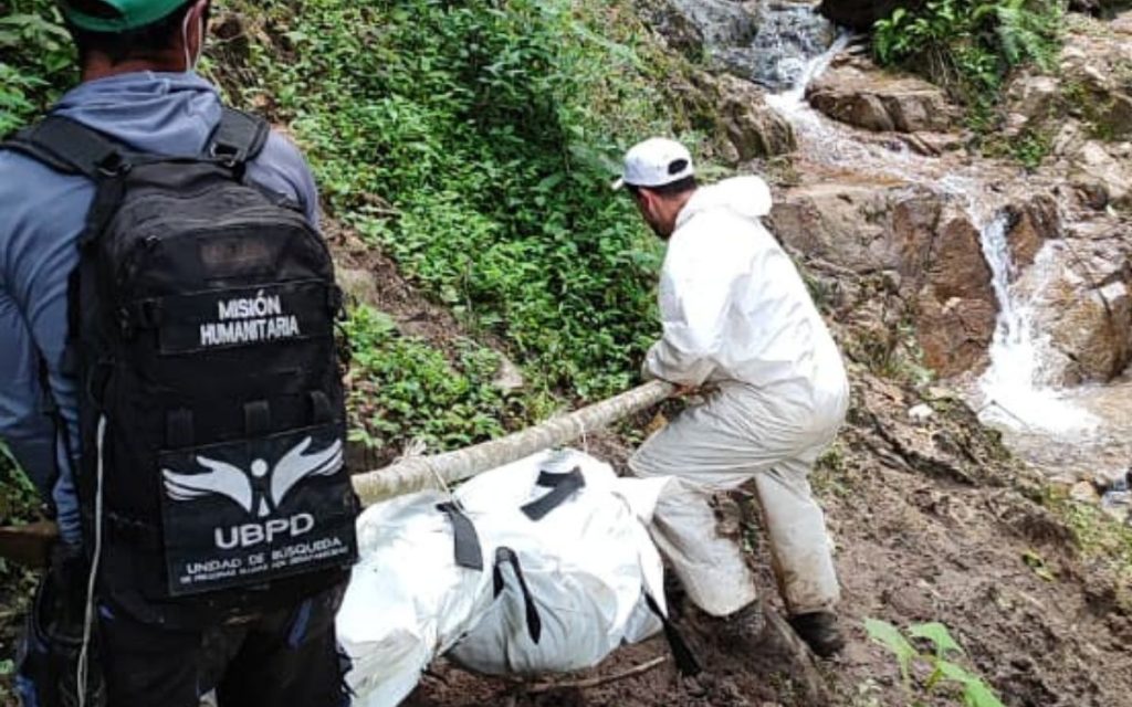 Durante dos décadas, el Parque Nacional Natural Gloria Valencia de Castaño, en el Tolima, guardó silencio. Entre sus 125.000 hectáreas de páramo y bosque andino, donde el Tolima se encuentra con el Valle del Cauca, reposan los cuerpos de muchas personas en el marco del conflicto, según las narrativas de pobladores y guardianes.