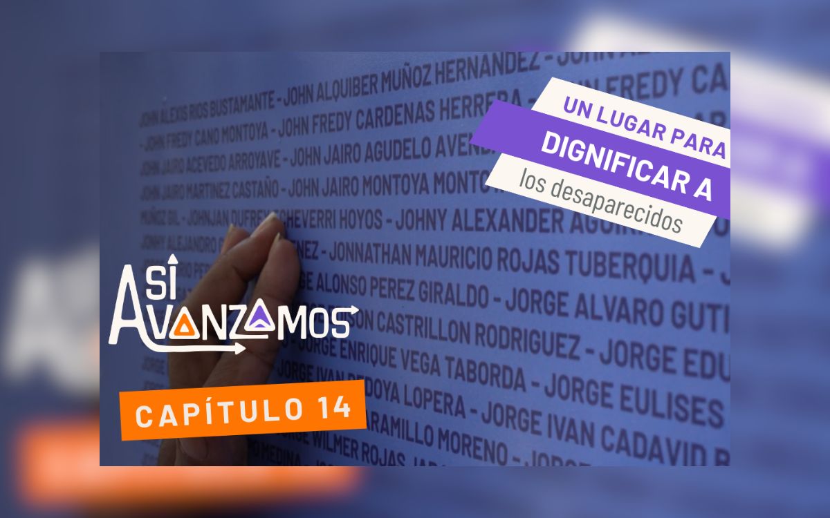 Mano tocando un muro azul grabado con nombres. Contiene los textos: 