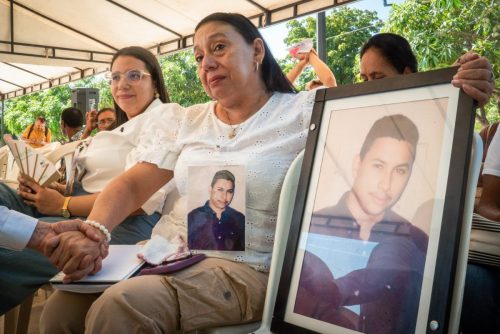 Con un balance positivo, La Ruta Buscadora cerró su recorrido por todo el país. Se trata de una estrategia de la Unidad de Búsqueda de Personas dadas por Desaparecidas (UBPD) ideada para brindar atención a las comunidades de municipios donde la entidad no está permanentemente. En su recorrido de más de 3.000 kilómetros por el norte del país, esta unidad móvil logró impulsar 336 solicitudes de búsqueda, adelantar 2.070 acciones pedagógicas y atender a 506 personas buscadoras. 