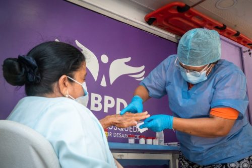 Con un balance positivo, La Ruta Buscadora cerró su recorrido por todo el país. Se trata de una estrategia de la Unidad de Búsqueda de Personas dadas por Desaparecidas (UBPD) ideada para brindar atención a las comunidades de municipios donde la entidad no está permanentemente. En su recorrido de más de 3.000 kilómetros por el norte del país, esta unidad móvil logró impulsar 336 solicitudes de búsqueda, adelantar 2.070 acciones pedagógicas y atender a 506 personas buscadoras. 