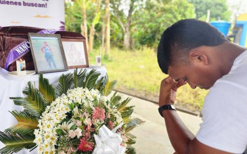 Reunidos en una iglesia cristiana, unas 35 personas compartían rasgos físicos similares. Algunas más altas que otras, pero todas con una misma mirada de esperanza. Se trataba de la familia de Nicolás Sierra Espitia, quien salió de su casa a los 14 años y, a los 26, su familia perdió todo rastro de él.