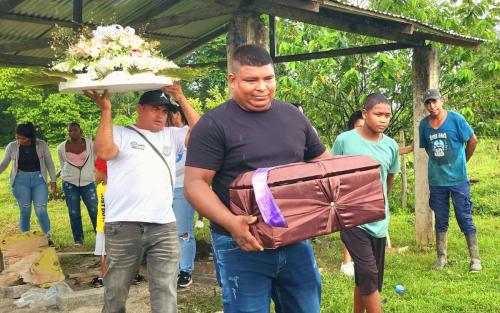 Reunidos en una iglesia cristiana, unas 35 personas compartían rasgos físicos similares. Algunas más altas que otras, pero todas con una misma mirada de esperanza. Se trataba de la familia de Nicolás Sierra Espitia, quien salió de su casa a los 14 años y, a los 26, su familia perdió todo rastro de él.