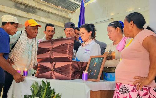 Reunidos en una iglesia cristiana, unas 35 personas compartían rasgos físicos similares. Algunas más altas que otras, pero todas con una misma mirada de esperanza. Se trataba de la familia de Nicolás Sierra Espitia, quien salió de su casa a los 14 años y, a los 26, su familia perdió todo rastro de él.