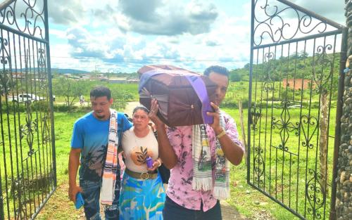 Reunidos en una iglesia cristiana, unas 35 personas compartían rasgos físicos similares. Algunas más altas que otras, pero todas con una misma mirada de esperanza. Se trataba de la familia de Nicolás Sierra Espitia, quien salió de su casa a los 14 años y, a los 26, su familia perdió todo rastro de él.