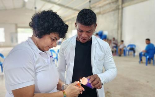 Reunidos en una iglesia cristiana, unas 35 personas compartían rasgos físicos similares. Algunas más altas que otras, pero todas con una misma mirada de esperanza. Se trataba de la familia de Nicolás Sierra Espitia, quien salió de su casa a los 14 años y, a los 26, su familia perdió todo rastro de él.
