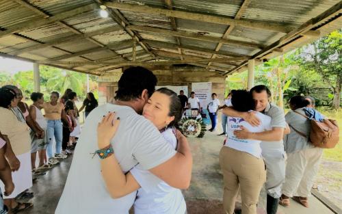 Reunidos en una iglesia cristiana, unas 35 personas compartían rasgos físicos similares. Algunas más altas que otras, pero todas con una misma mirada de esperanza. Se trataba de la familia de Nicolás Sierra Espitia, quien salió de su casa a los 14 años y, a los 26, su familia perdió todo rastro de él.